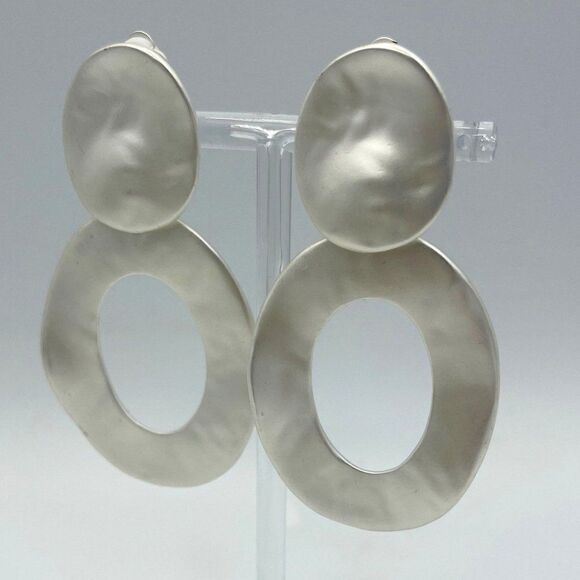 NWT matt silver double circle, clip on, statement size, geometric, on trend - Picture 1 of 15